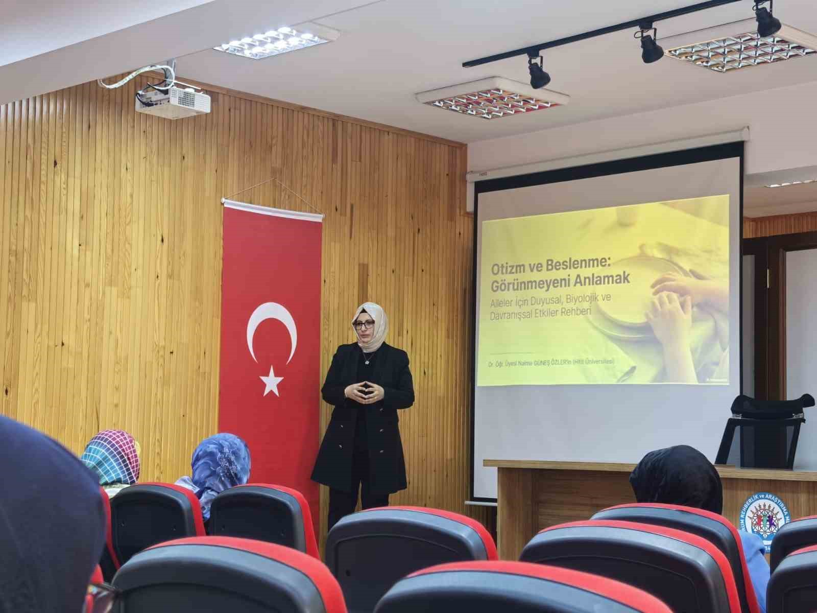 Hitit Üniversitesi Bilim Kafe’de otizm ve beslenme konuşuldu
