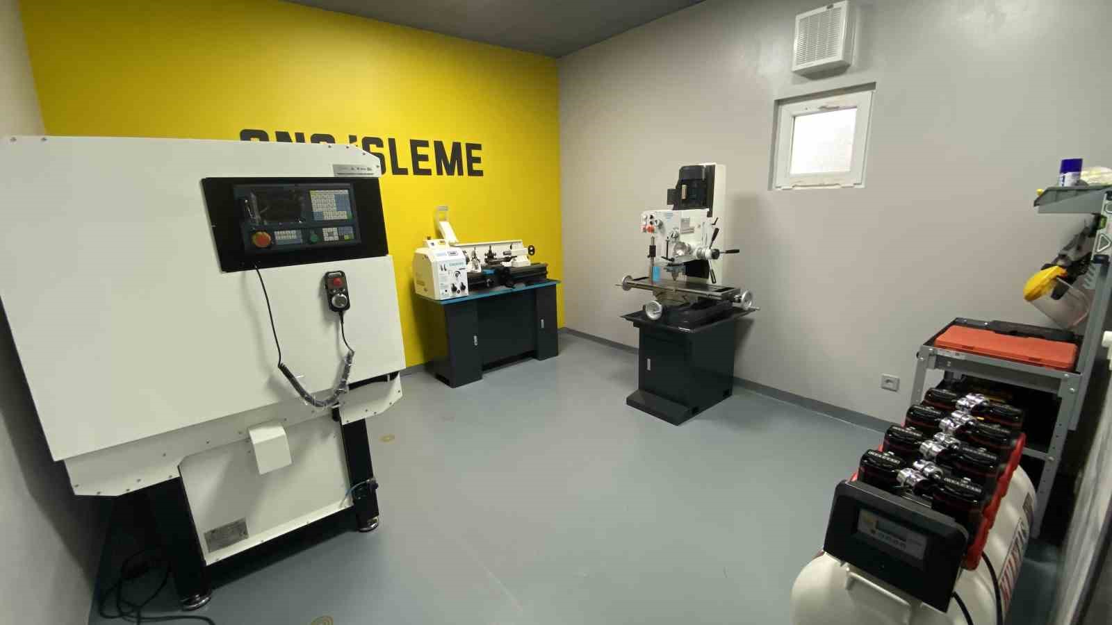 Hitit Üniversitesi Milli Teknoloji Atölyesi törenle kaplarını öğrencilere açtı
