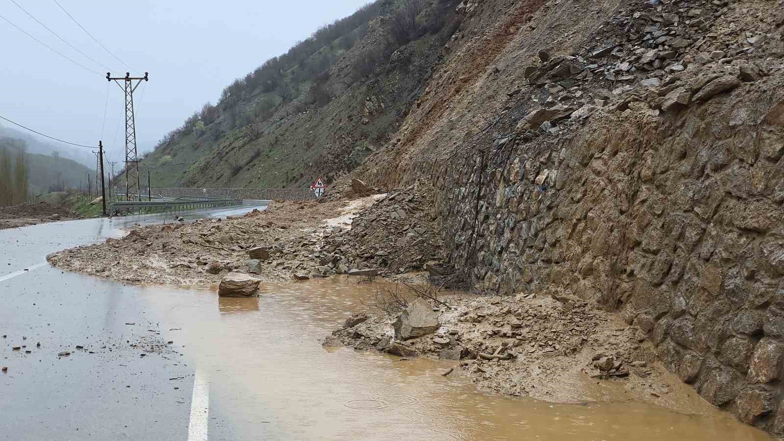 Hizan-Bahçesaray yoluna dökülen çamur ve kayalar temizlendi
