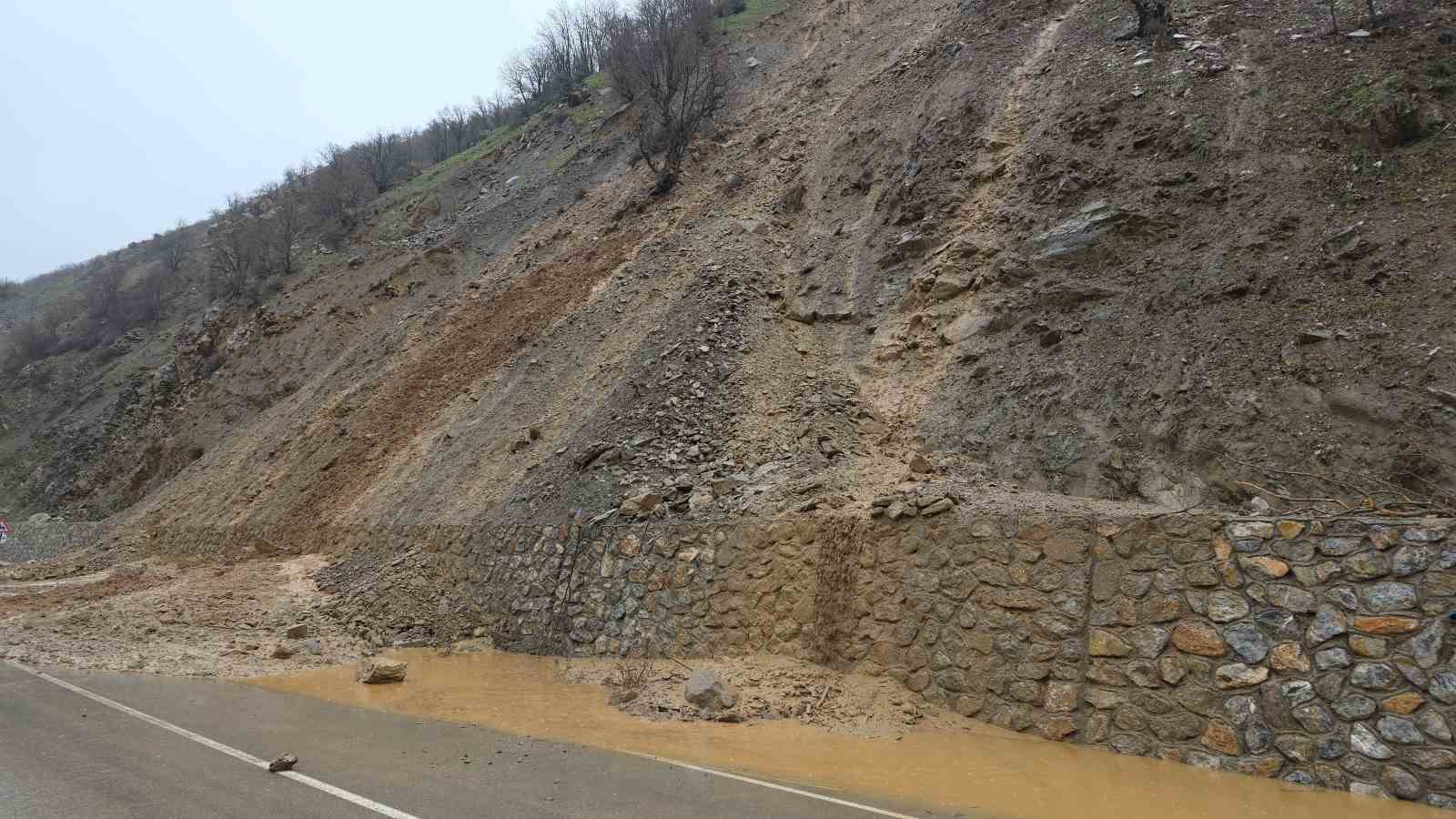 Hizan-Bahçesaray yoluna dökülen çamur ve kayalar temizlendi
