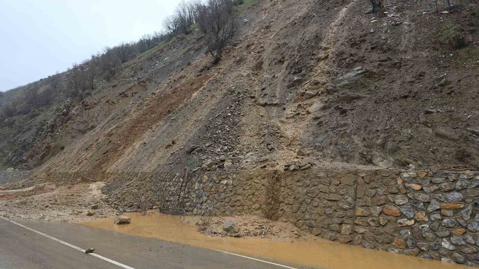 Hizan-Bahçesaray yoluna dökülen çamur ve kayalar temizlendi
