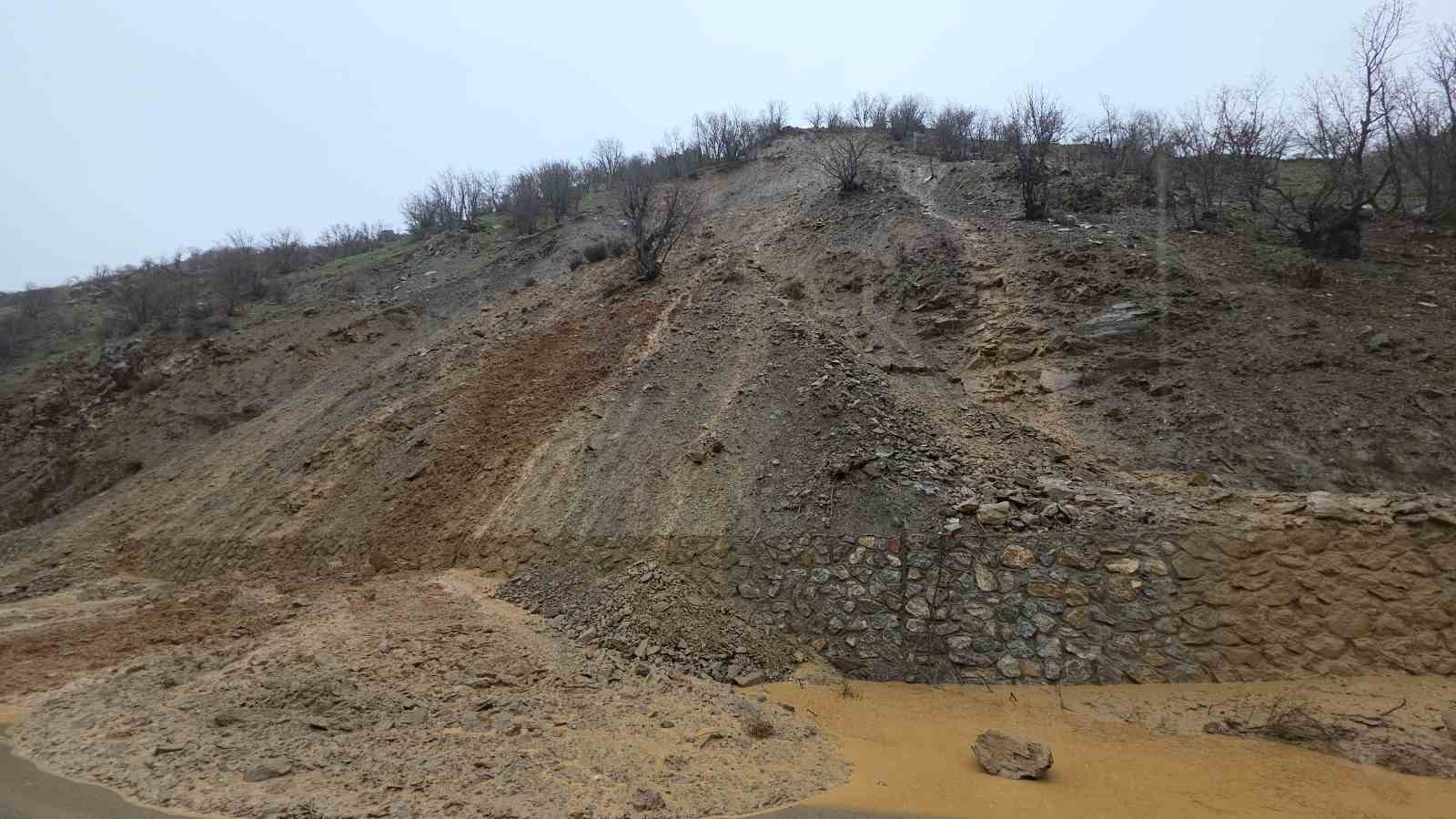 Hizan-Bahçesaray yoluna dökülen çamur ve kayalar temizlendi
