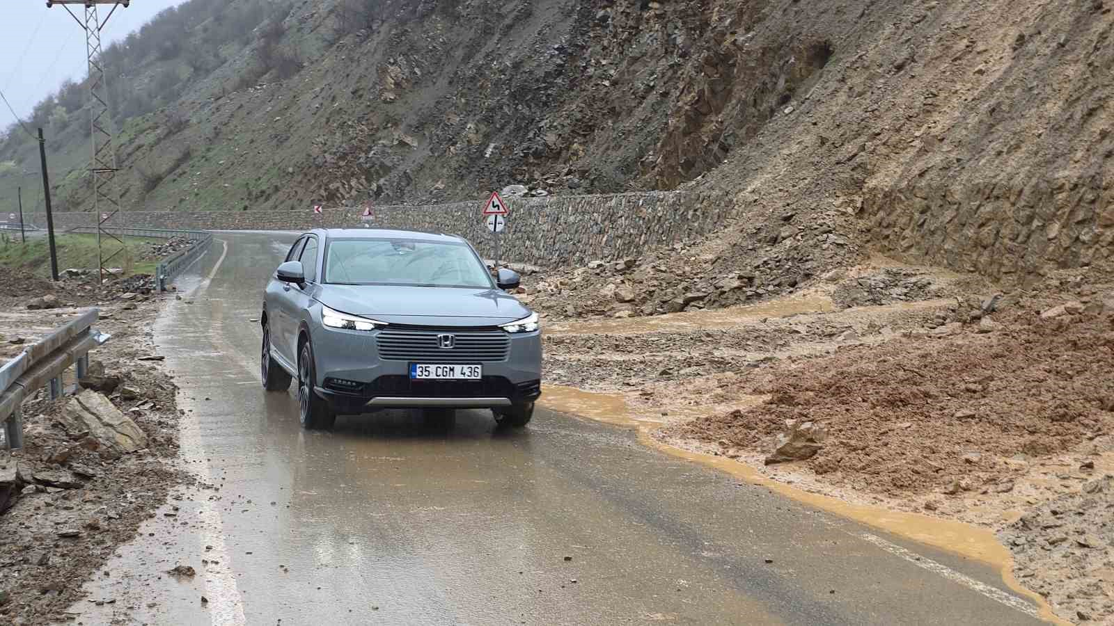 Hizan-Bahçesaray yoluna dökülen çamur ve kayalar temizlendi
