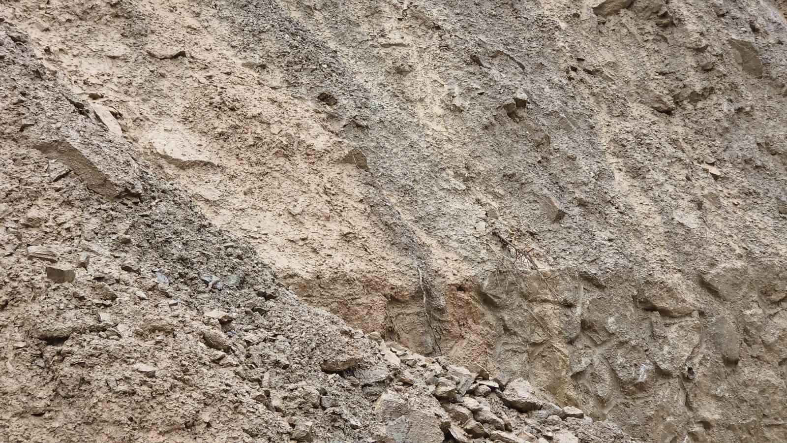 Hizan-Bahçesaray yoluna dökülen çamur ve kayalar temizlendi
