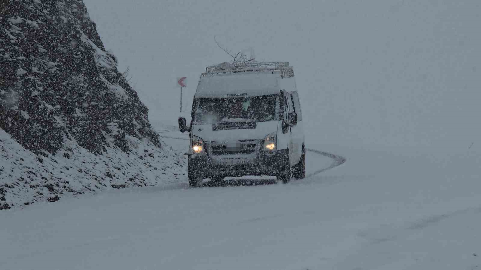Hizan-Bahçesaray yolunda kar etkili oluyor
