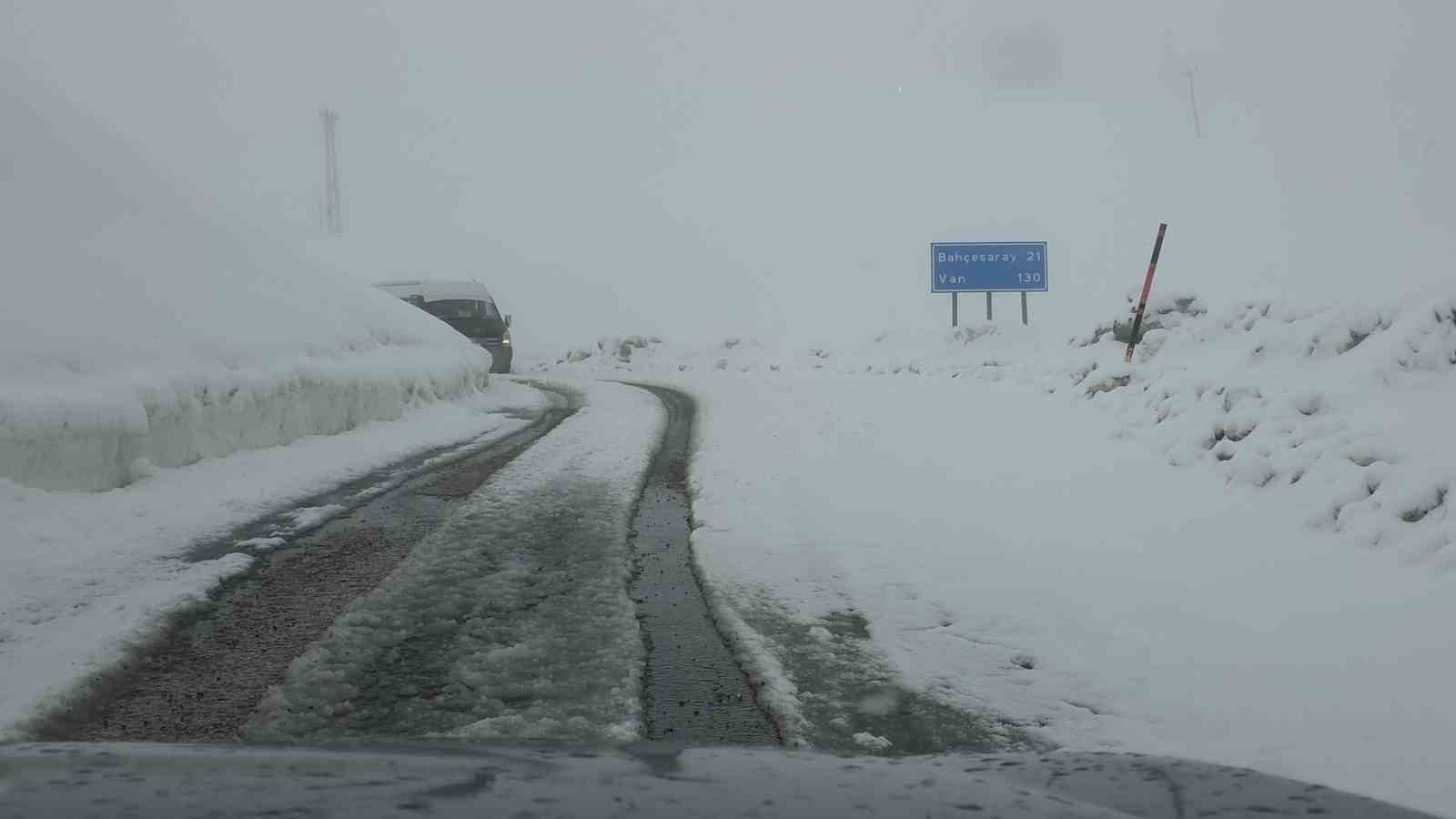 Hizan-Bahçesaray yolunda kar etkili oluyor
