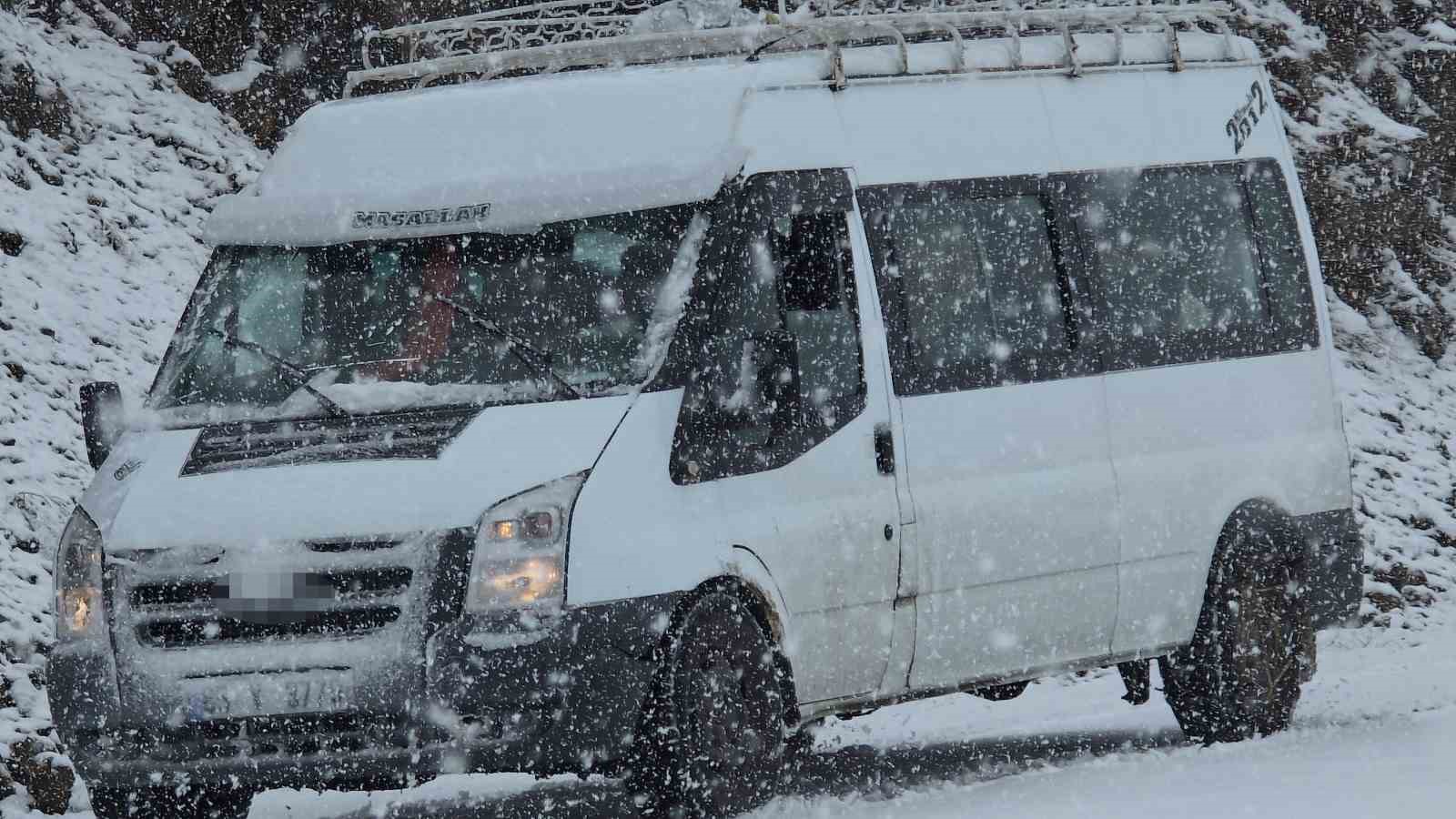 Hizan-Bahçesaray yolunda kar etkili oluyor
