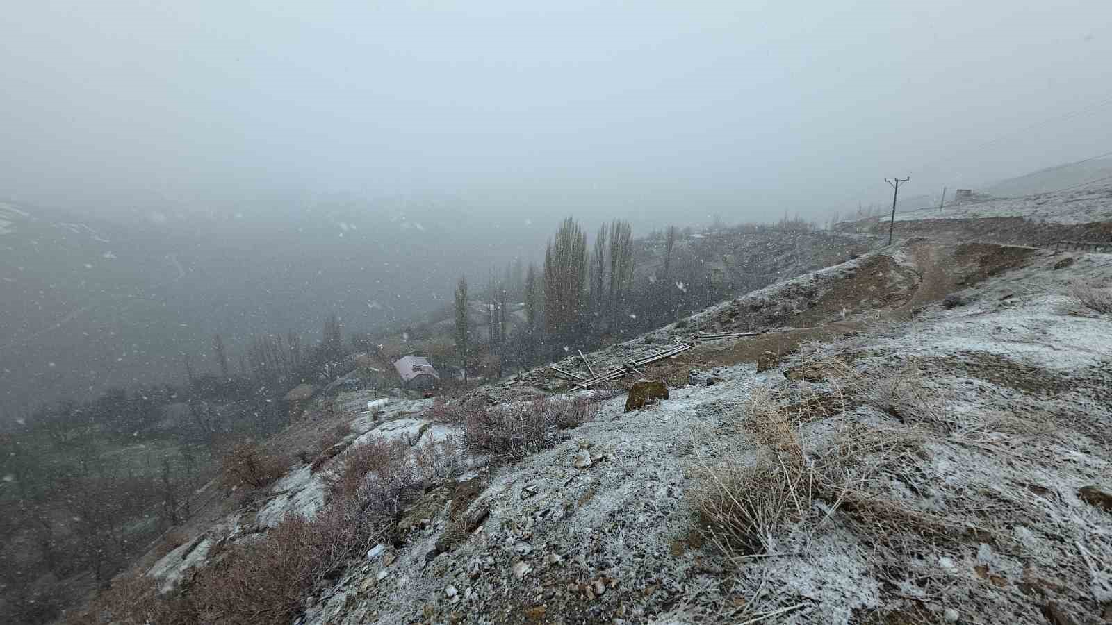 Hizan-Bahçesaray yolunda kar etkili oluyor
