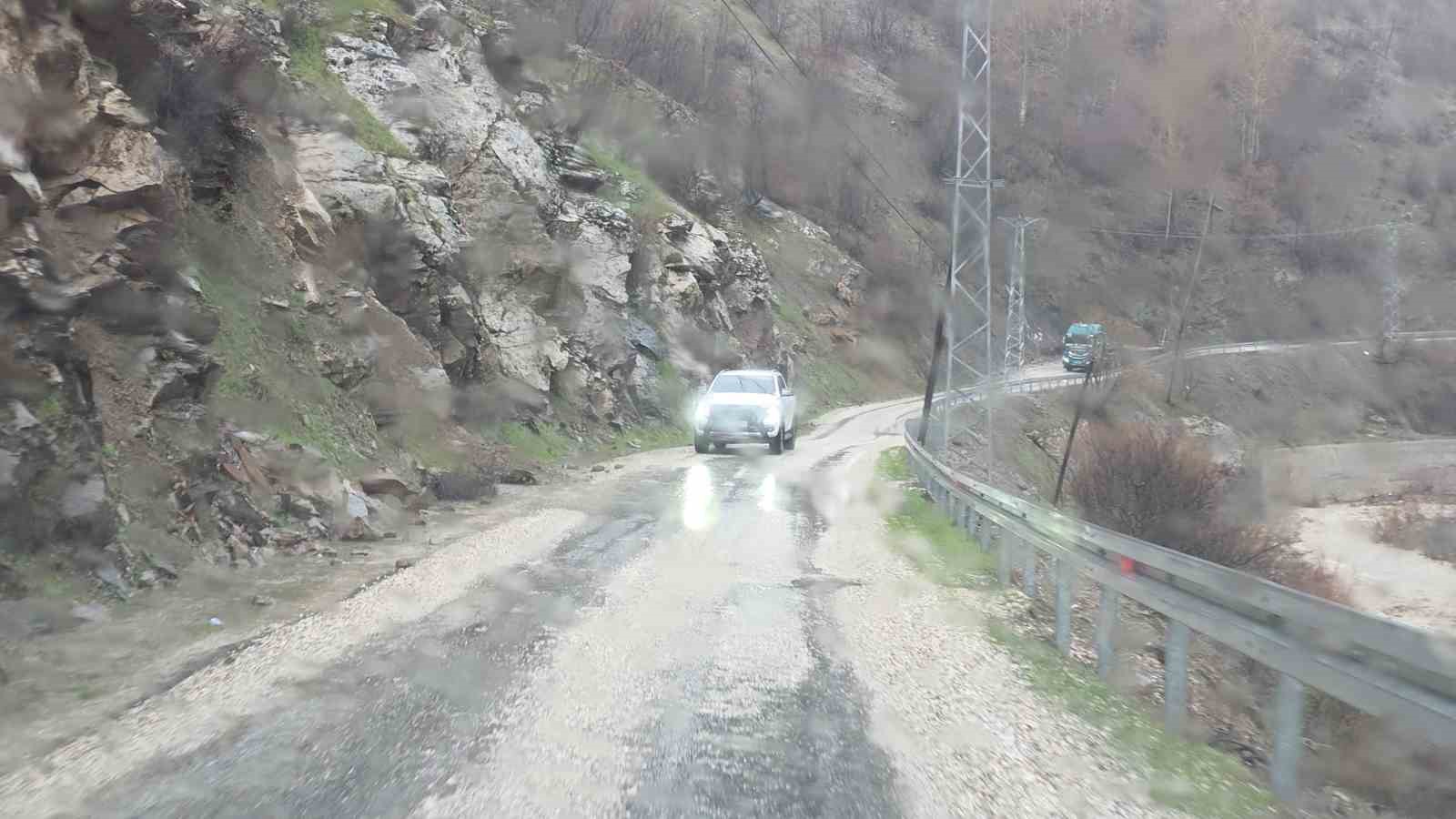 Hizan-Bahçesaray yolunda kar etkili oluyor
