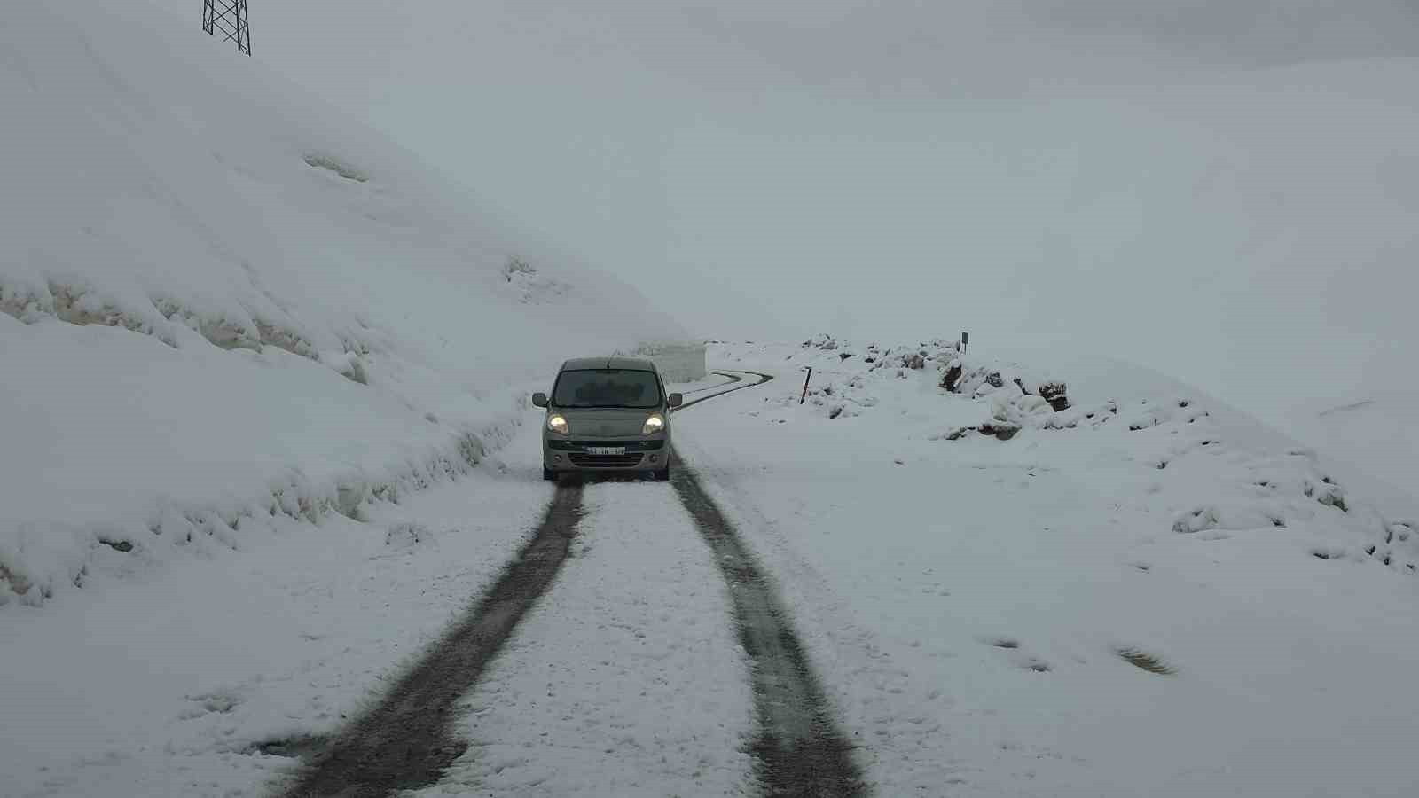 Hizan-Bahçesaray yolunda kar etkili oluyor
