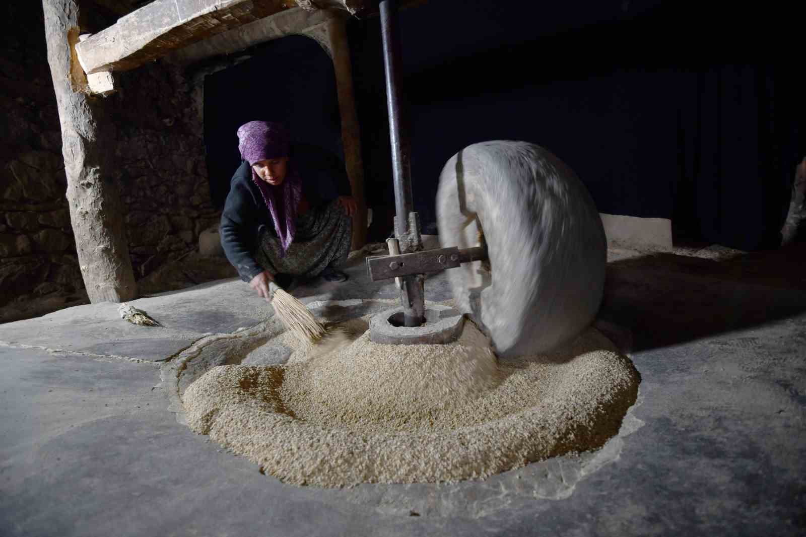 Hizan’da asırlık su değirmeniyle doğal pirinç üretimi sürüyor
