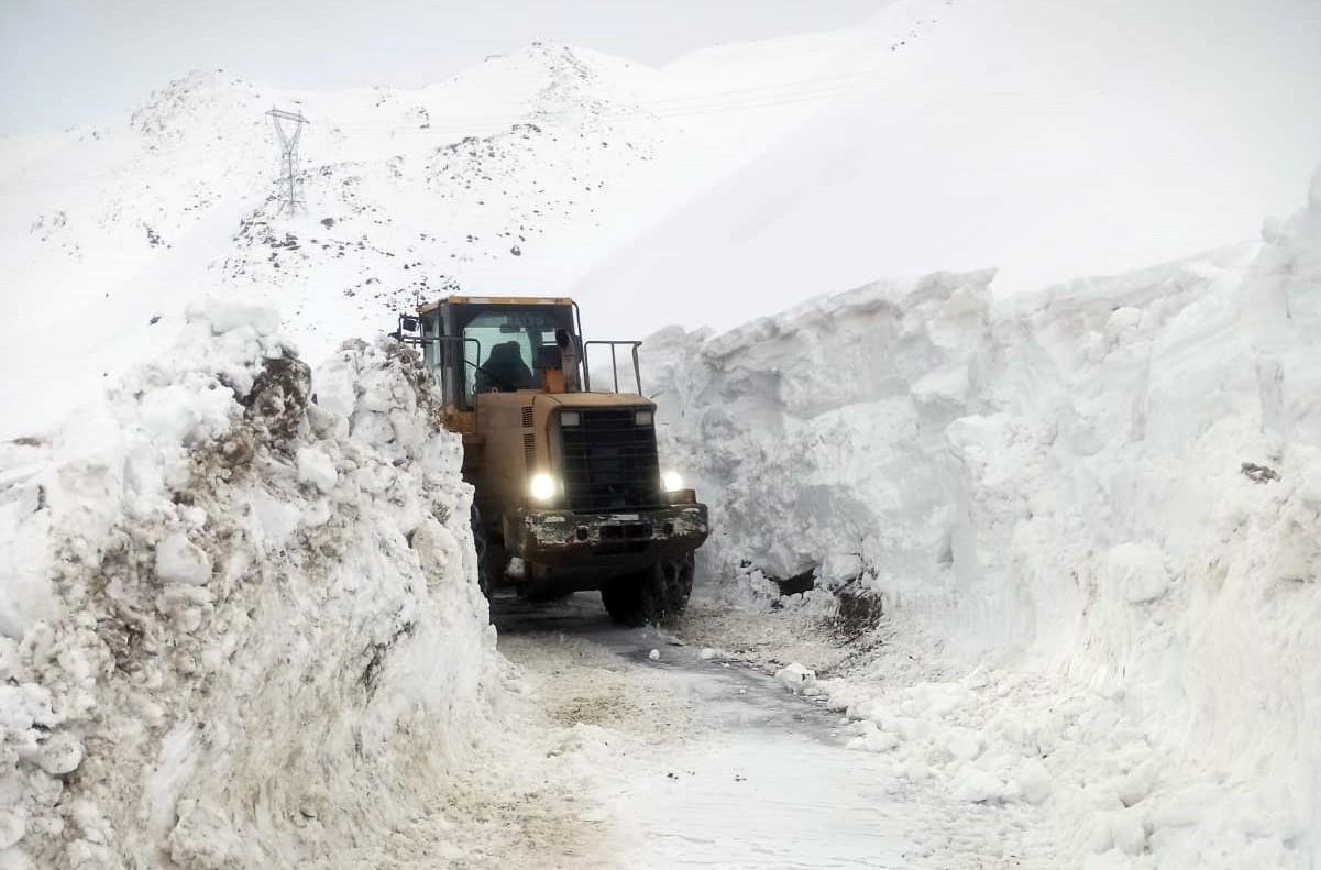 Hizan’da çığ tehlikesi nedeniyle karla mücadele çalışmaları durduruldu
