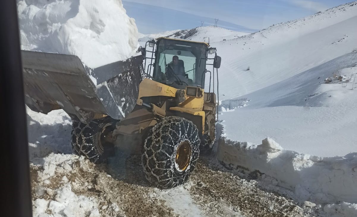 Hizan’da çığ tehlikesi nedeniyle karla mücadele çalışmaları durduruldu
