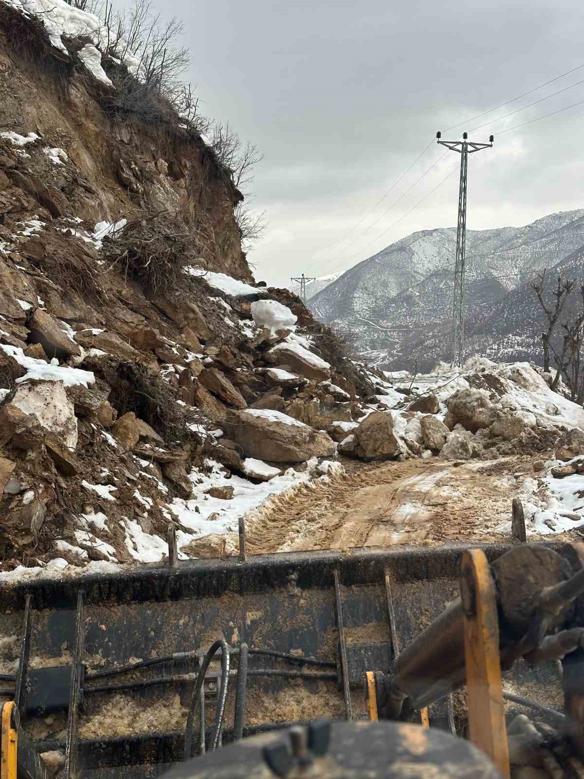 Hizan’da kar eridi, heyelan yolları kapattı
