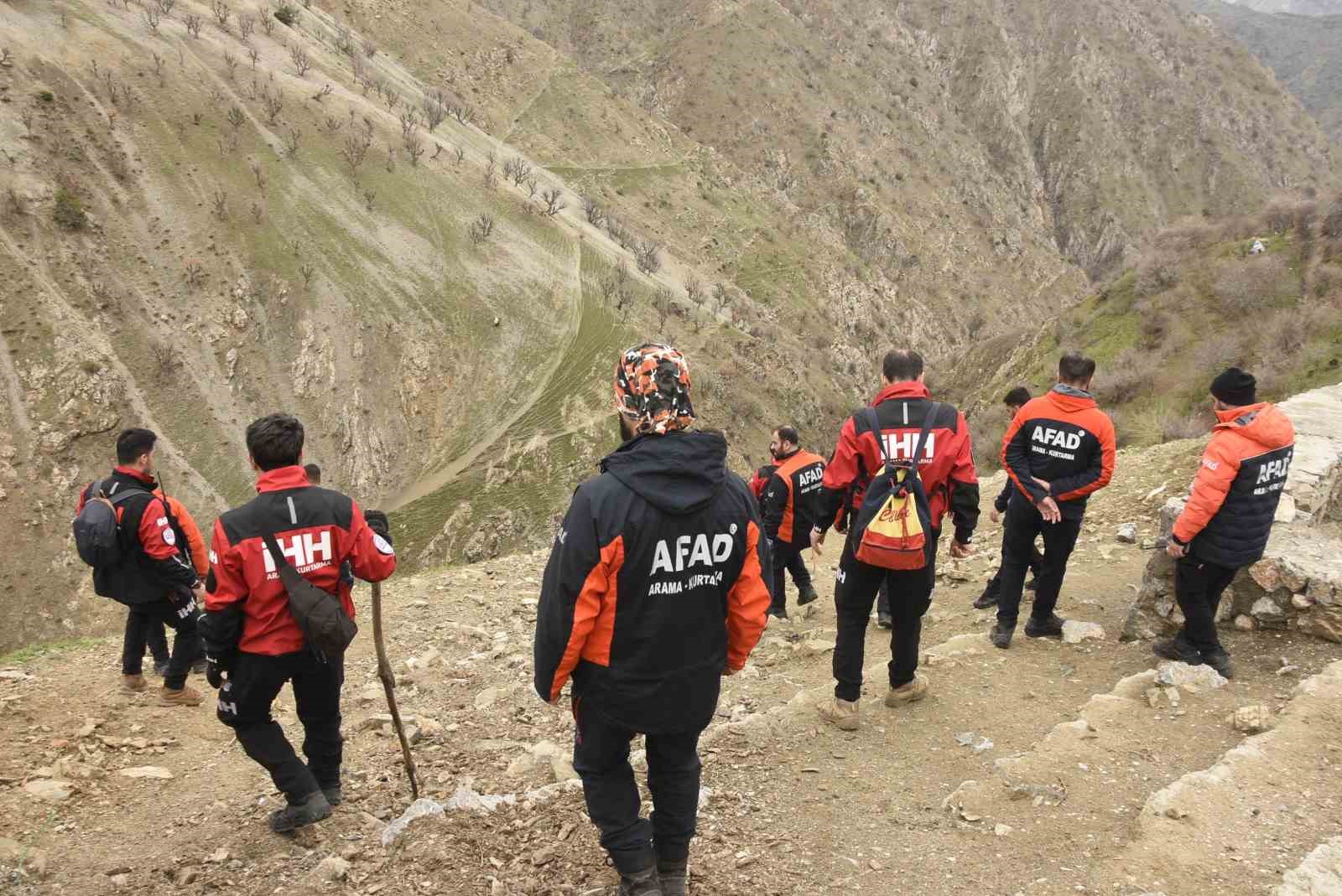 Hizan’da kaybolan minik Rabia için 250 kişi görev aldı
