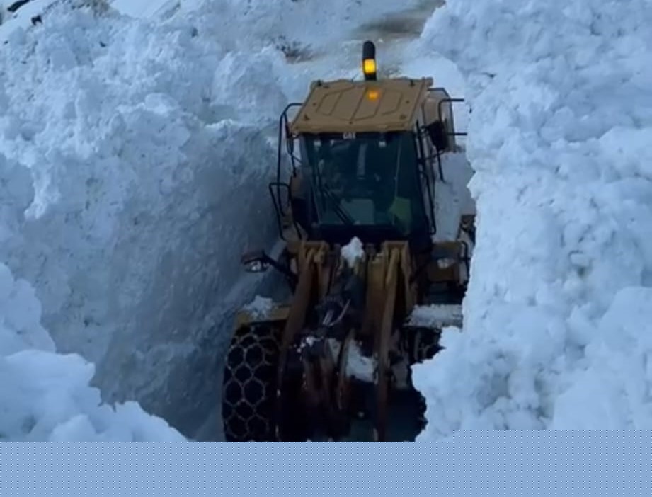 Hizan’da köy yoluna çığ düştü

