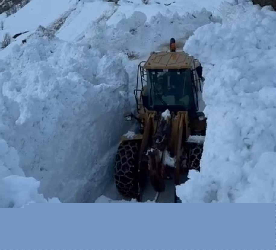 Hizan’da köy yoluna çığ düştü
