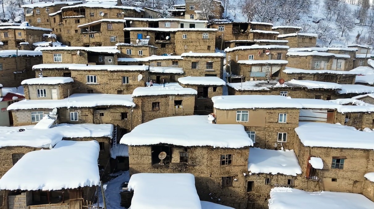 Hizan’ın taş evleri kar altında kartpostallık görüntüler oluşturdu
