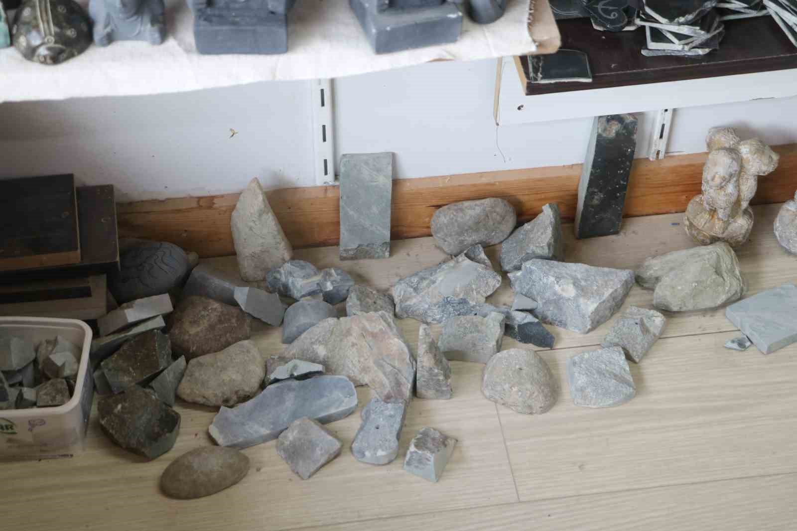 Hobi olarak başladığı mesleğinde 25 yıldır ekmeğini taştan çıkarıyor
