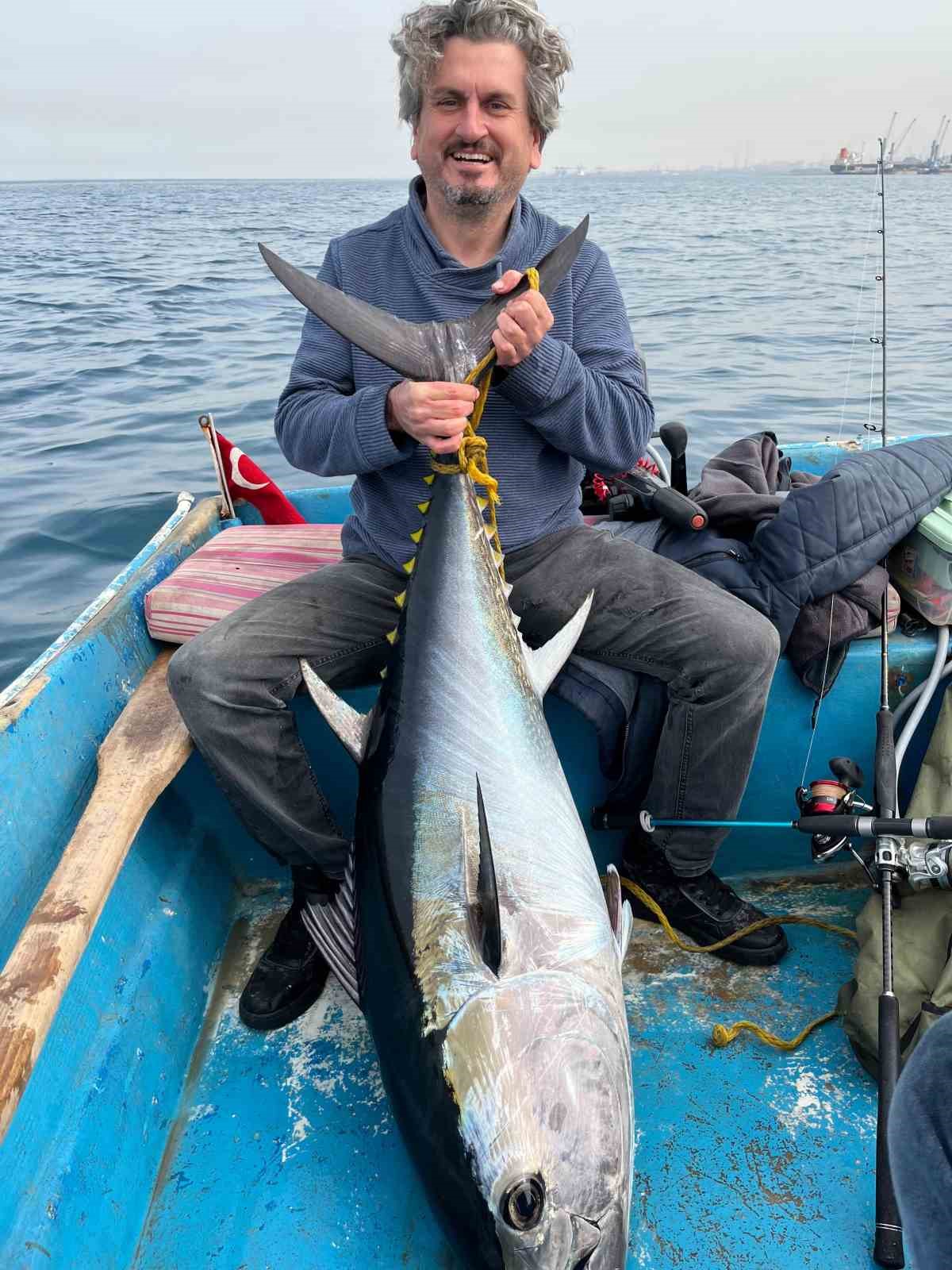 Hobi olarak olta balıkçılığı yapan öğretmen 60 kiloluk orkinos yakaladı
