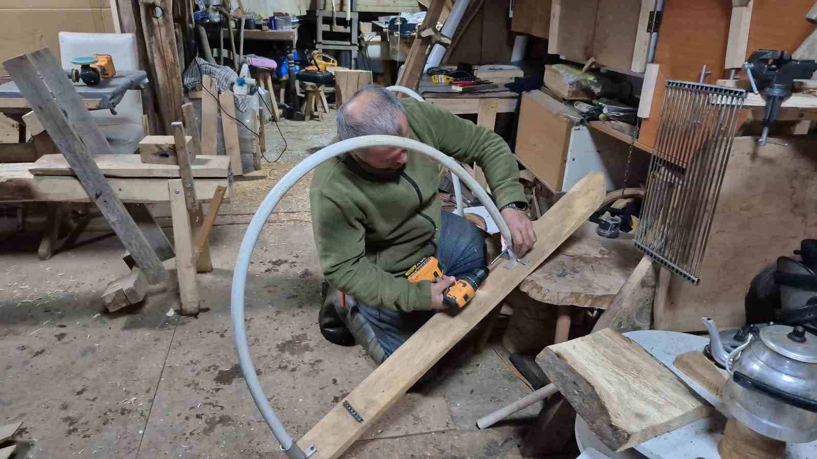 Hobi olarak yaptığı kayak takımları ilgi odağı oldu
