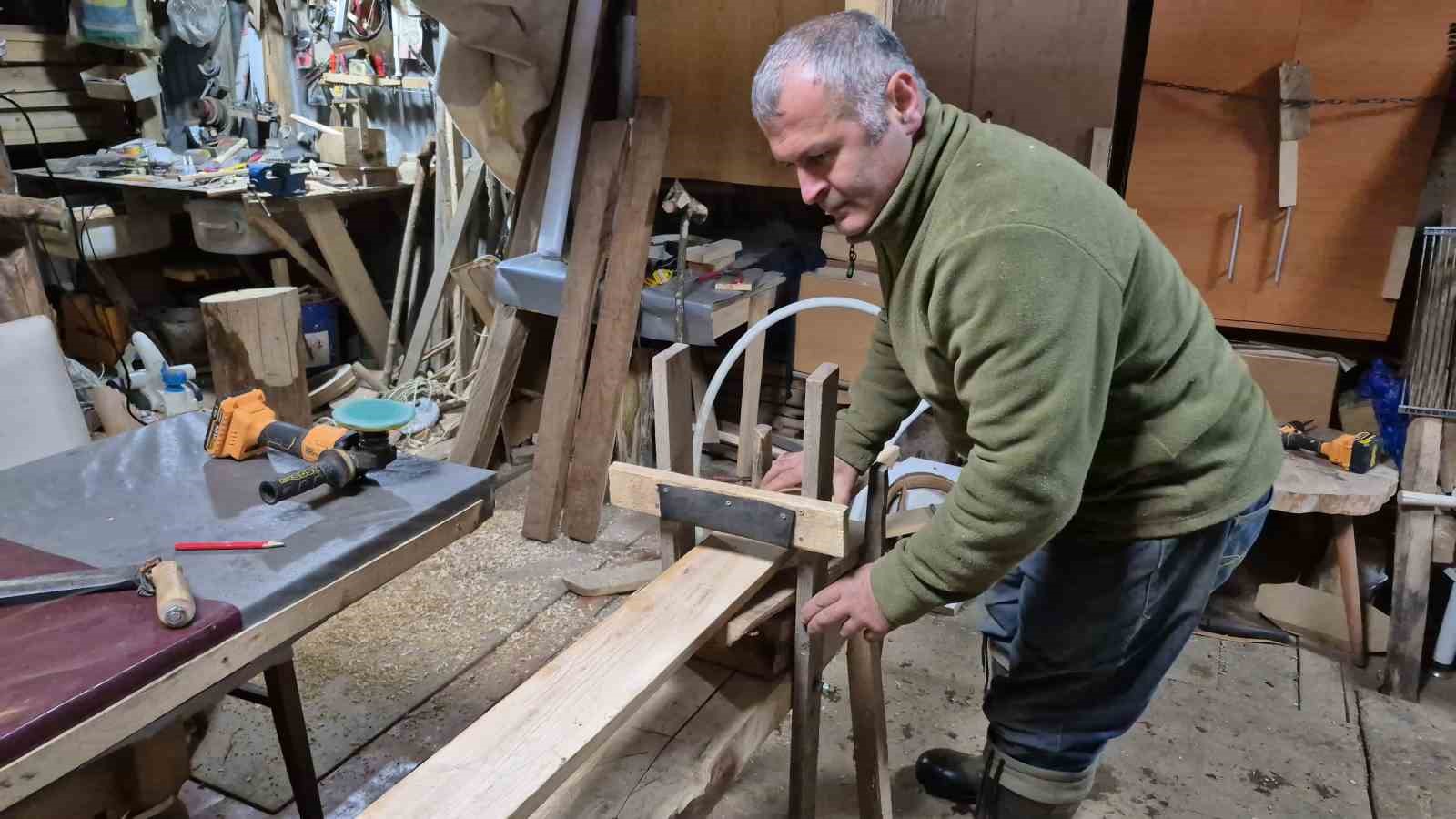 Hobi olarak yaptığı kayak takımları ilgi odağı oldu
