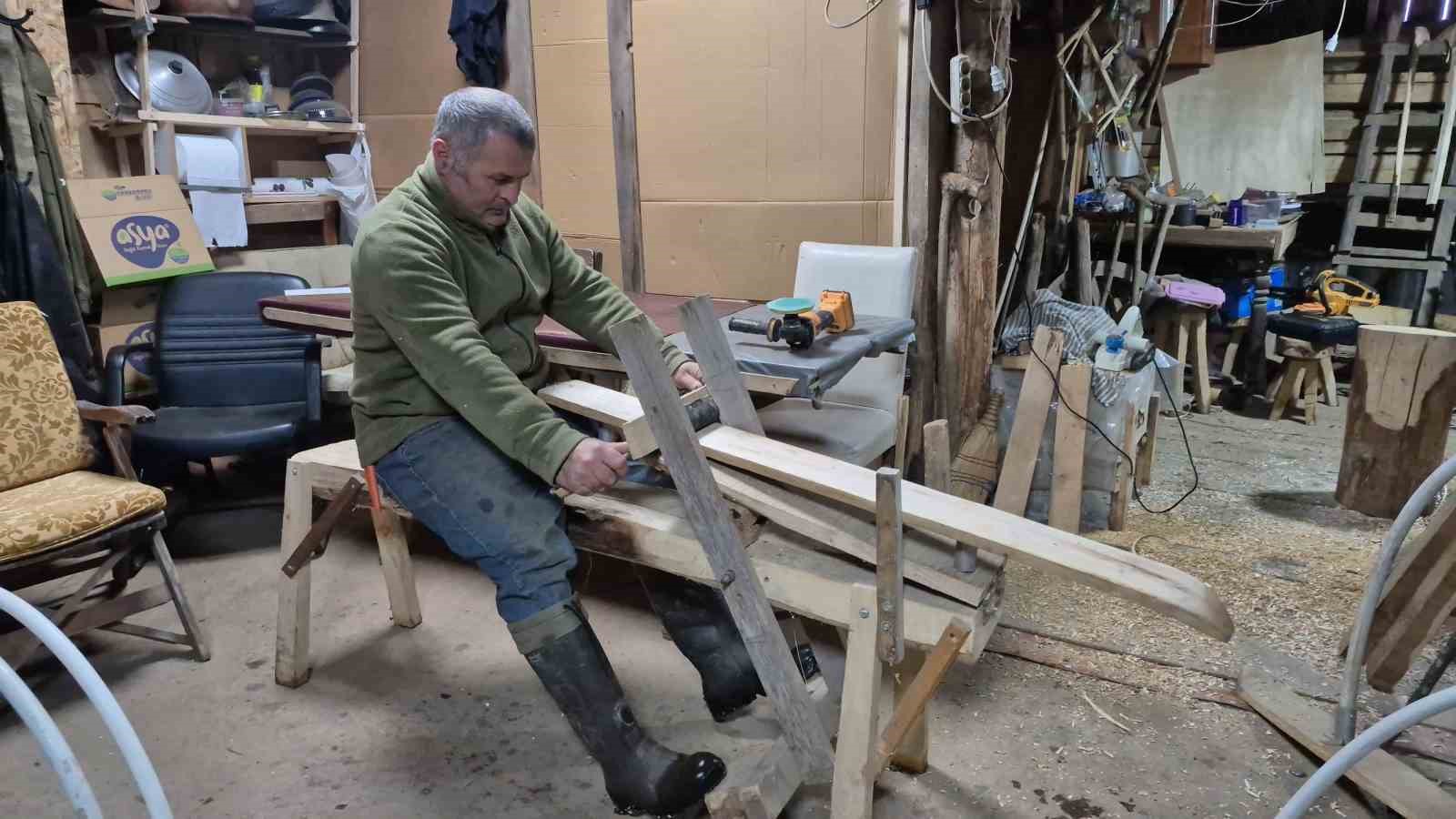 Hobi olarak yaptığı kayak takımları ilgi odağı oldu
