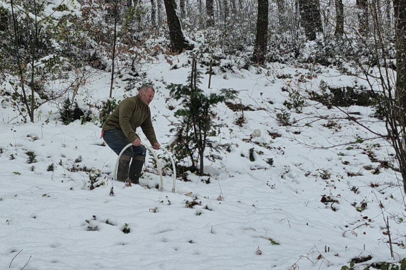 Hobi olarak yaptığı kayak takımları ilgi odağı oldu
