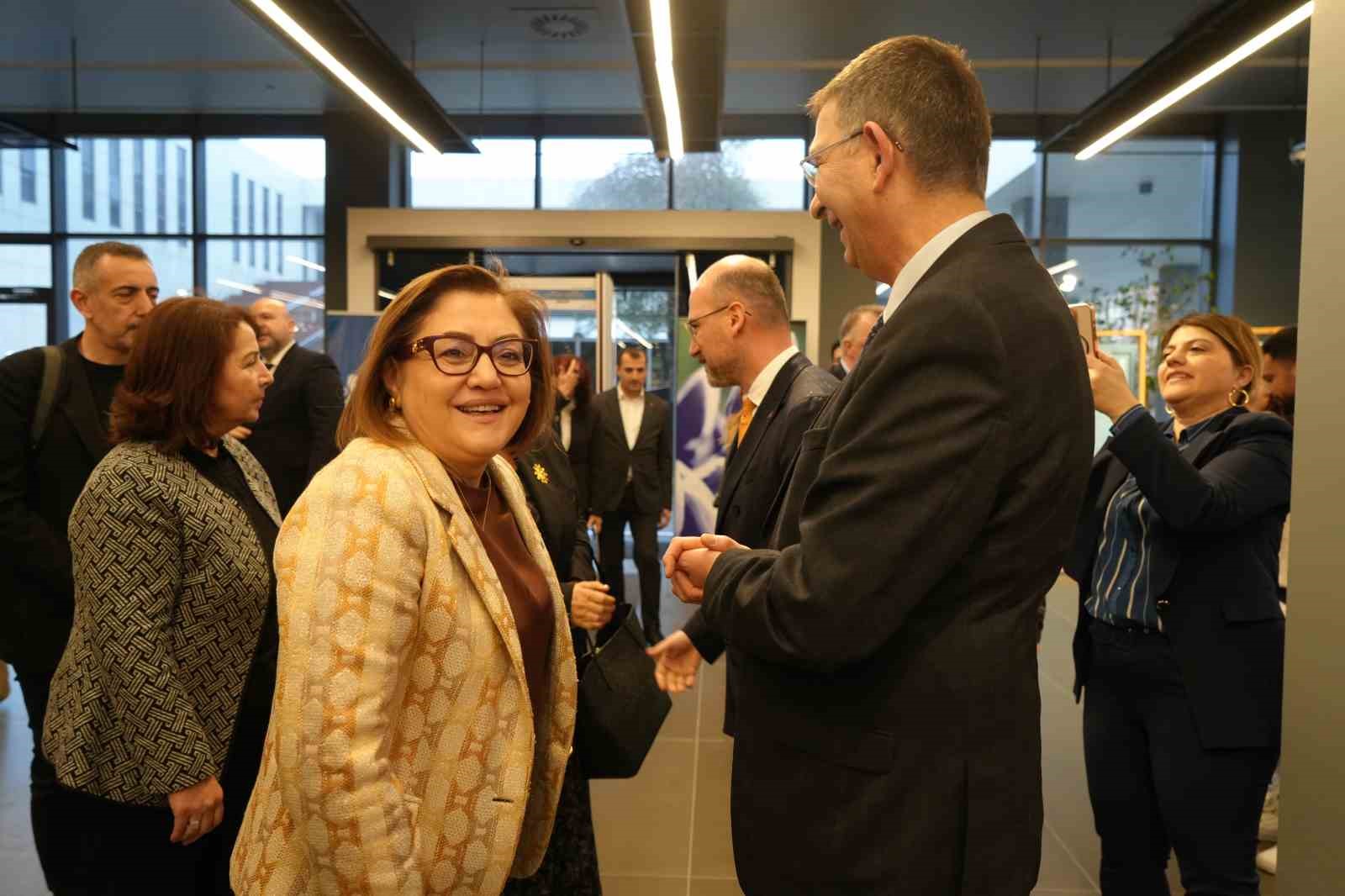 Hollanda ile Türkiye arasındaki 400 yıllık bağ Gaziantep’te sergileniyor
Hollanda ile Türkiye arasındaki 400 yıllık bağ Gaziantep’te sergileniyor