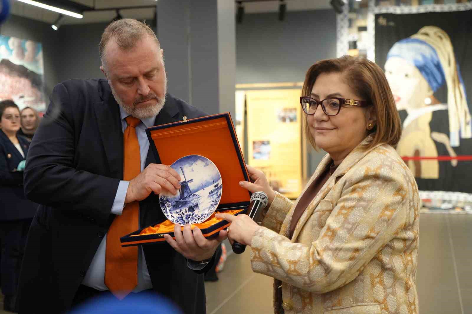 Hollanda ile Türkiye arasındaki 400 yıllık bağ Gaziantep’te sergileniyor
Hollanda ile Türkiye arasındaki 400 yıllık bağ Gaziantep’te sergileniyor