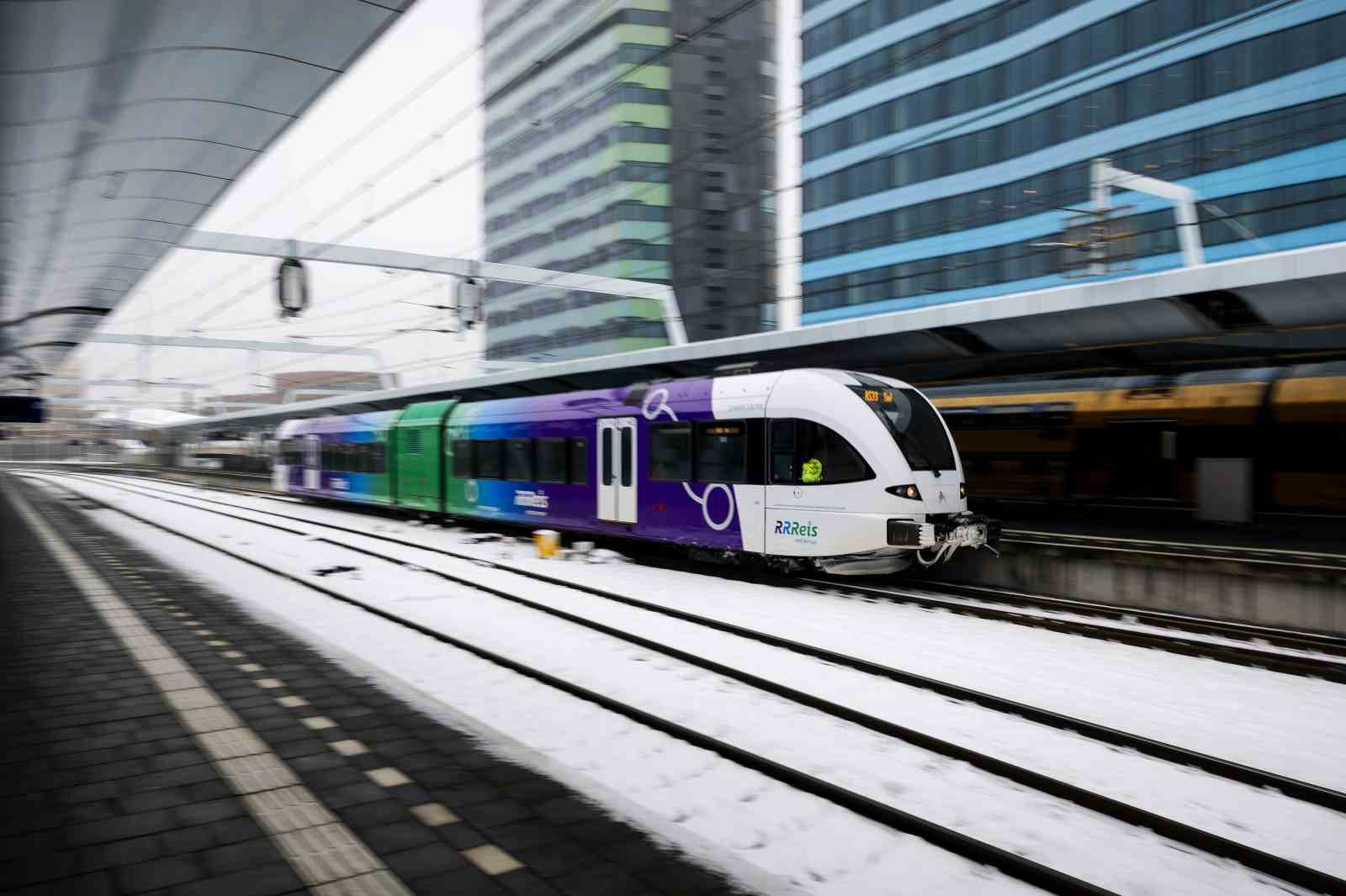 Hollanda’da kar yağışı tren seferlerini durdurdu, 300 uçuş daha  iptal edildi
