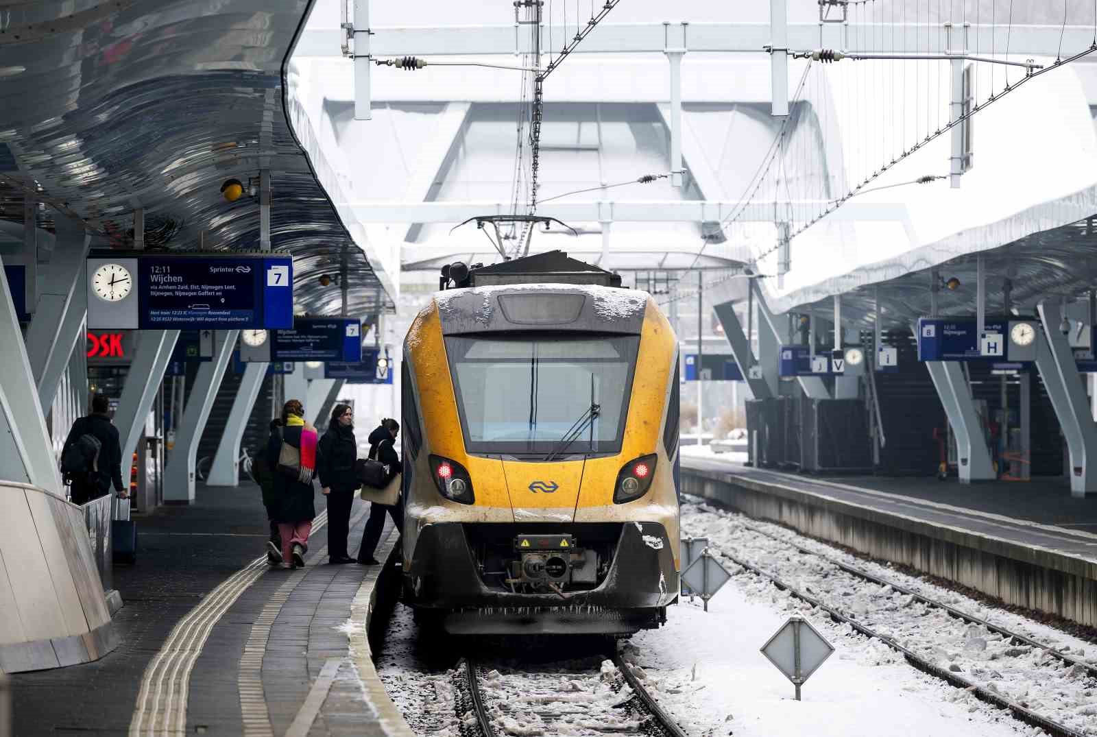 Hollanda’da kar yağışı tren seferlerini durdurdu, 300 uçuş daha  iptal edildi
