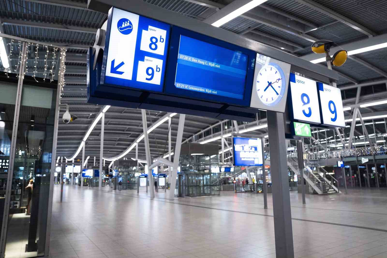 Hollanda’da kar yağışı tren seferlerini durdurdu, 300 uçuş daha  iptal edildi
