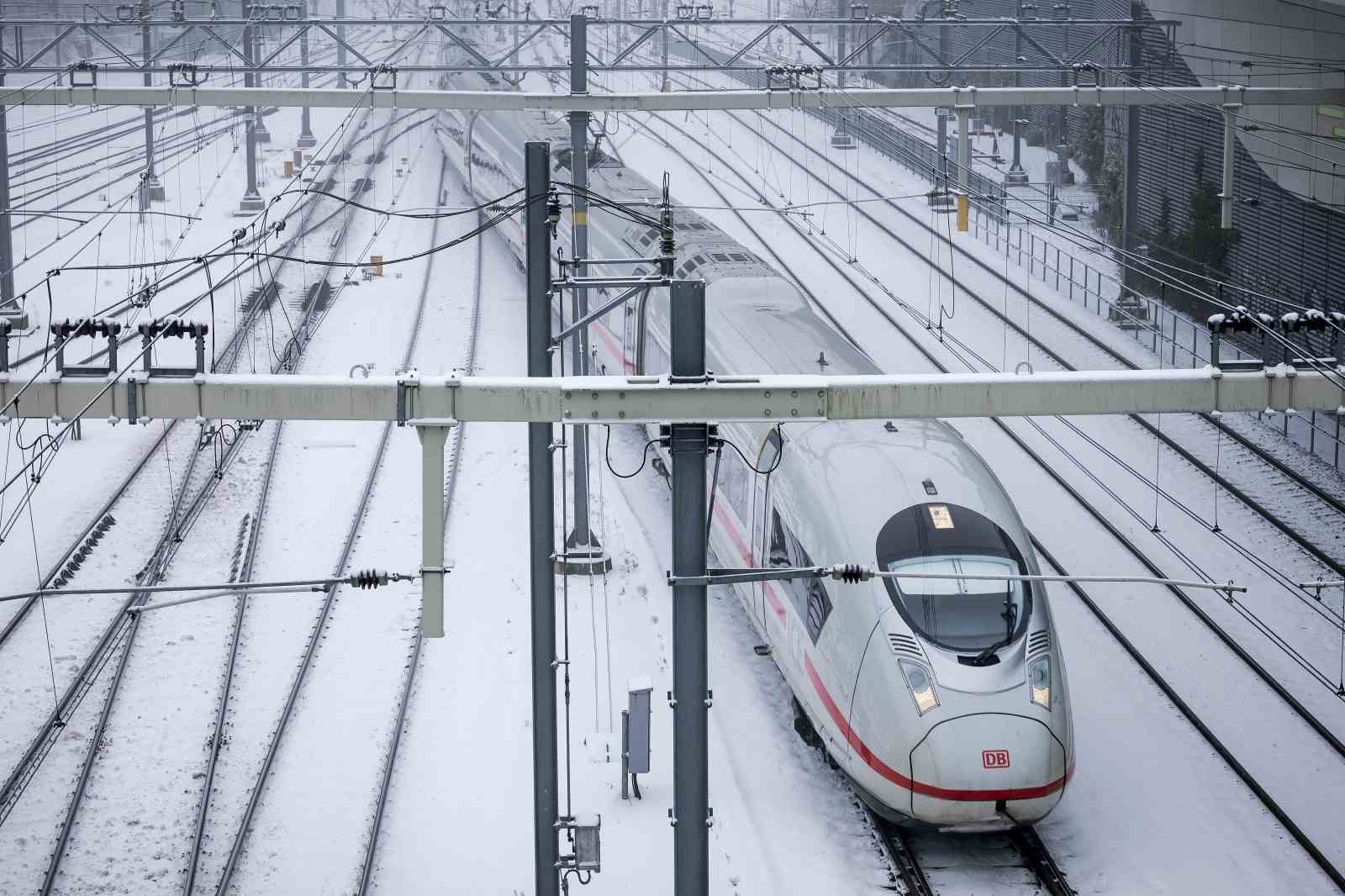 Hollanda’da kar yağışı tren seferlerini durdurdu, 300 uçuş daha  iptal edildi
