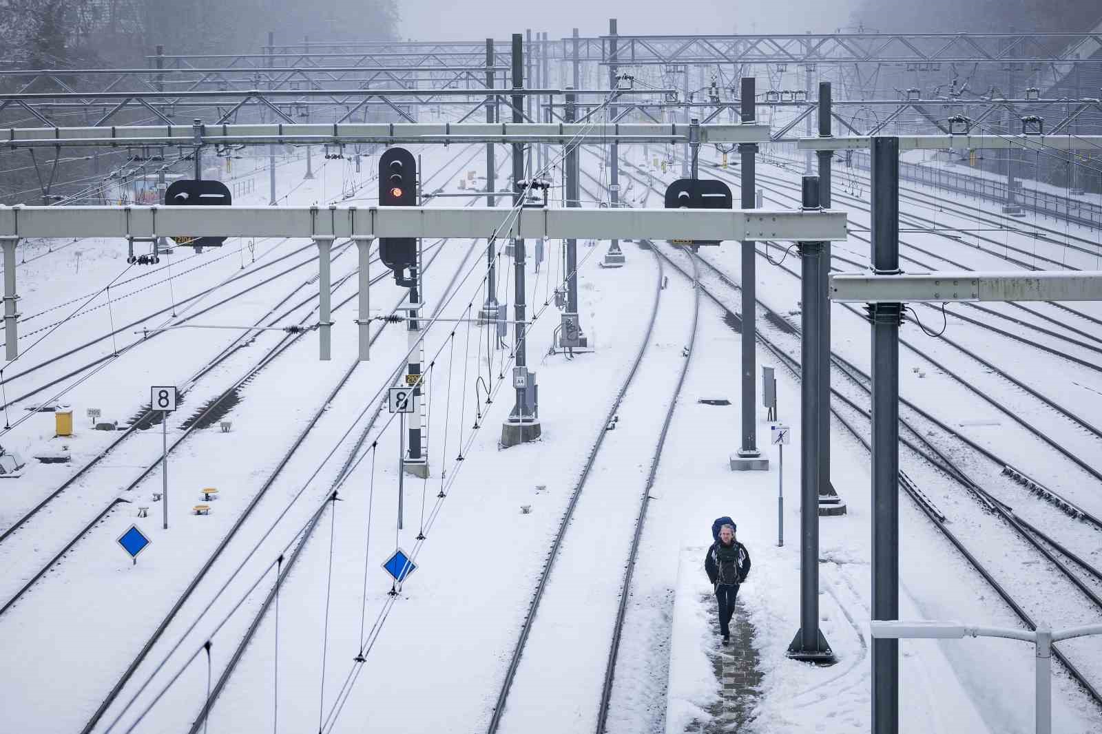 Hollanda’da kar yağışı tren seferlerini durdurdu, 300 uçuş daha  iptal edildi
