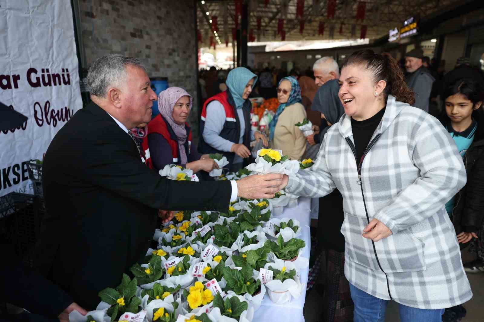 Honaz Tohum Merkezinde yetiştirilen çiçekler kadınlara hediye edildi
