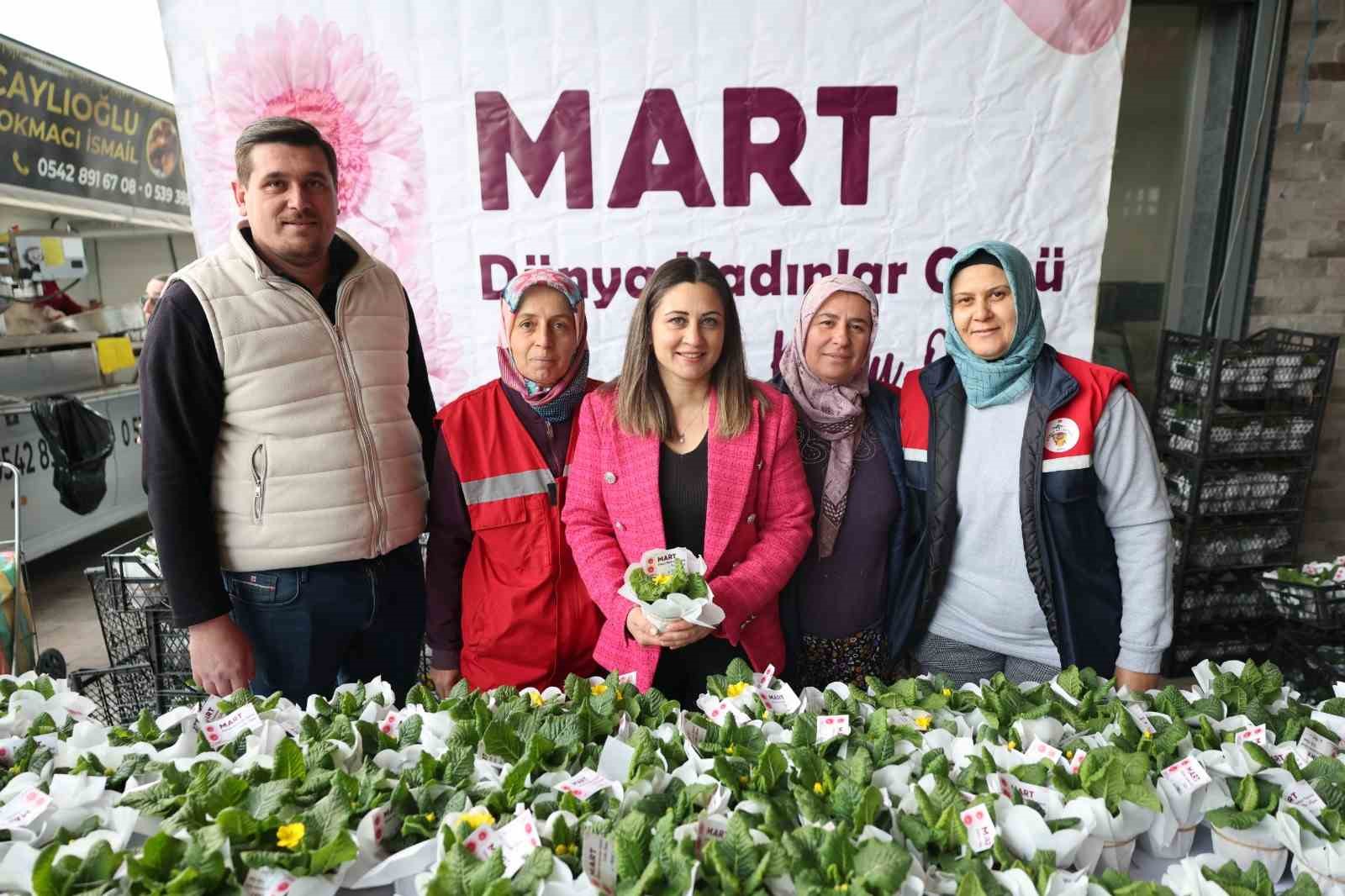 Honaz Tohum Merkezinde yetiştirilen çiçekler kadınlara hediye edildi
