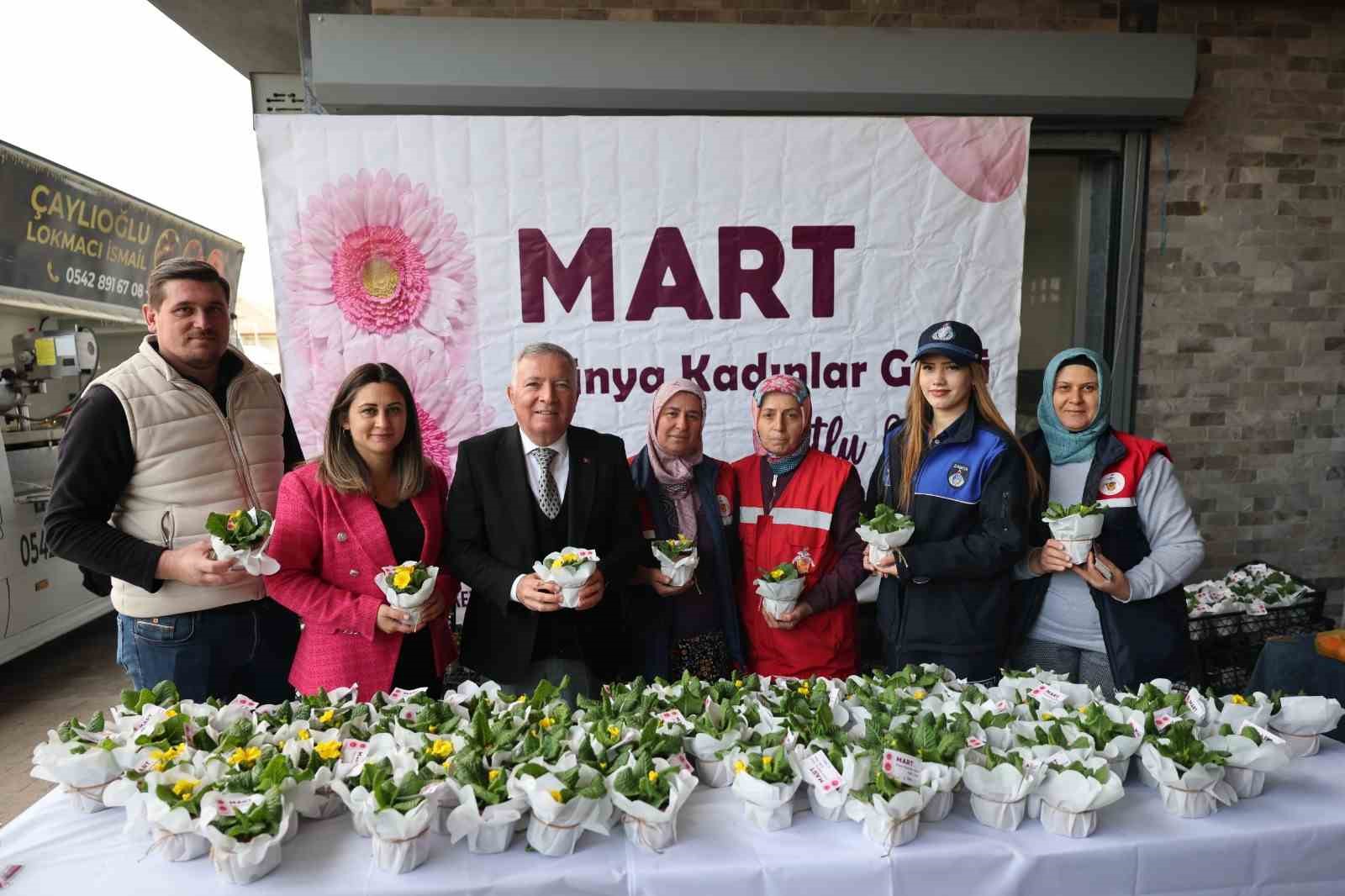 Honaz Tohum Merkezinde yetiştirilen çiçekler kadınlara hediye edildi
