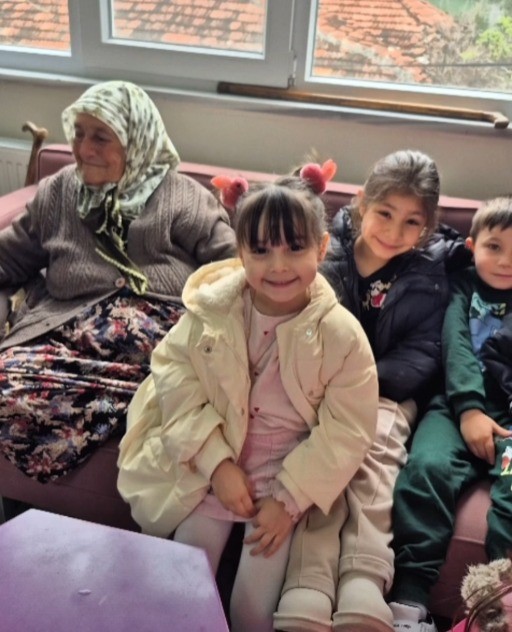 Honazlı gençlerden Yaşlılar Haftasında anlamlı ziyaret
