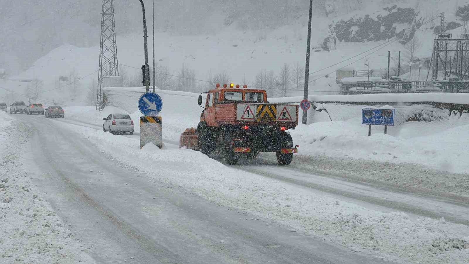 Hopa-Borçka karayolunda kar ve tipi ulaşımı güçleştiriyor
