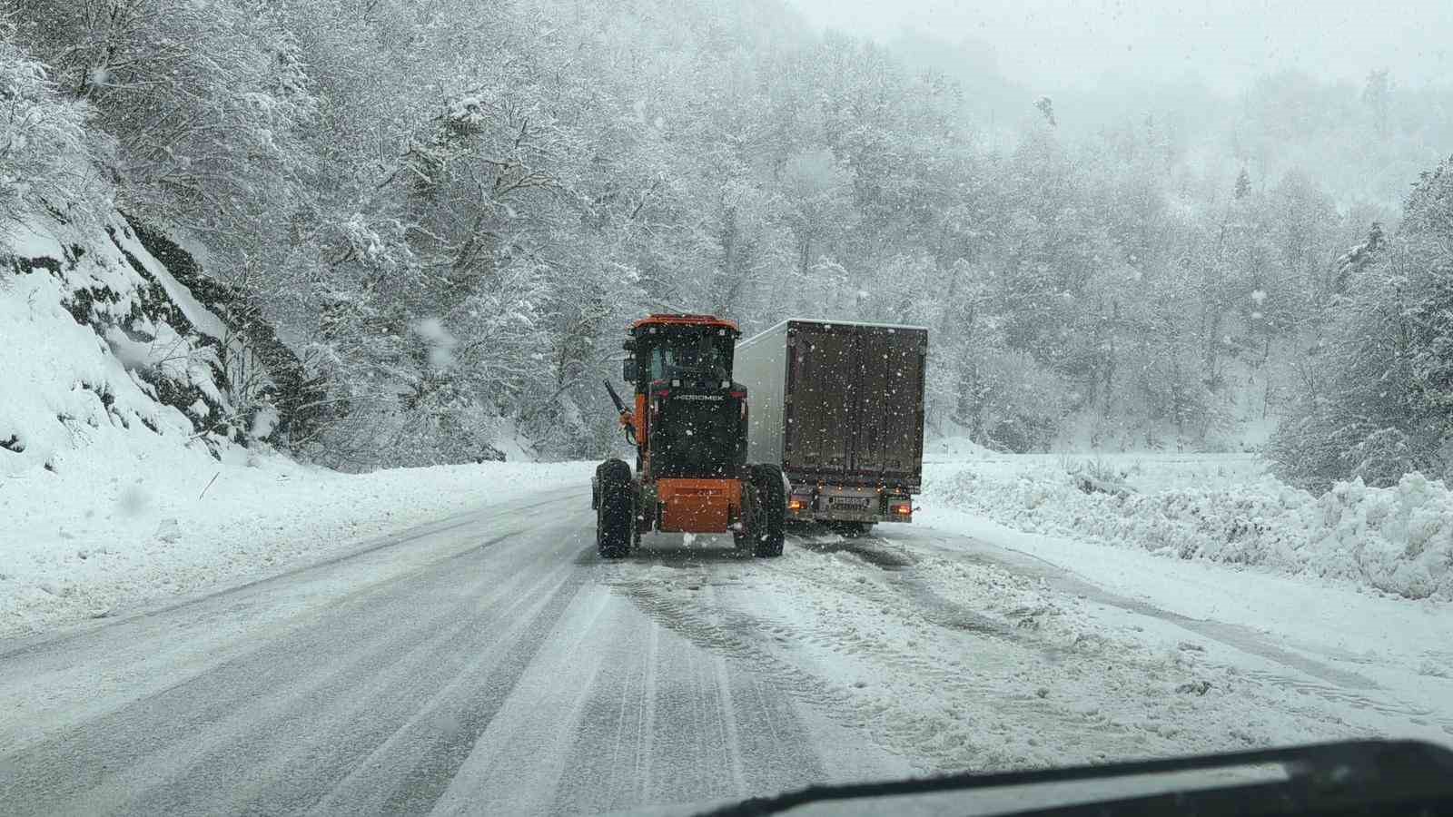 Hopa-Borçka karayolunda kar ve tipi ulaşımı güçleştiriyor
