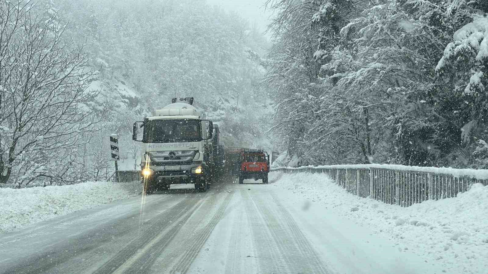 Hopa-Borçka karayolunda kar ve tipi ulaşımı güçleştiriyor
