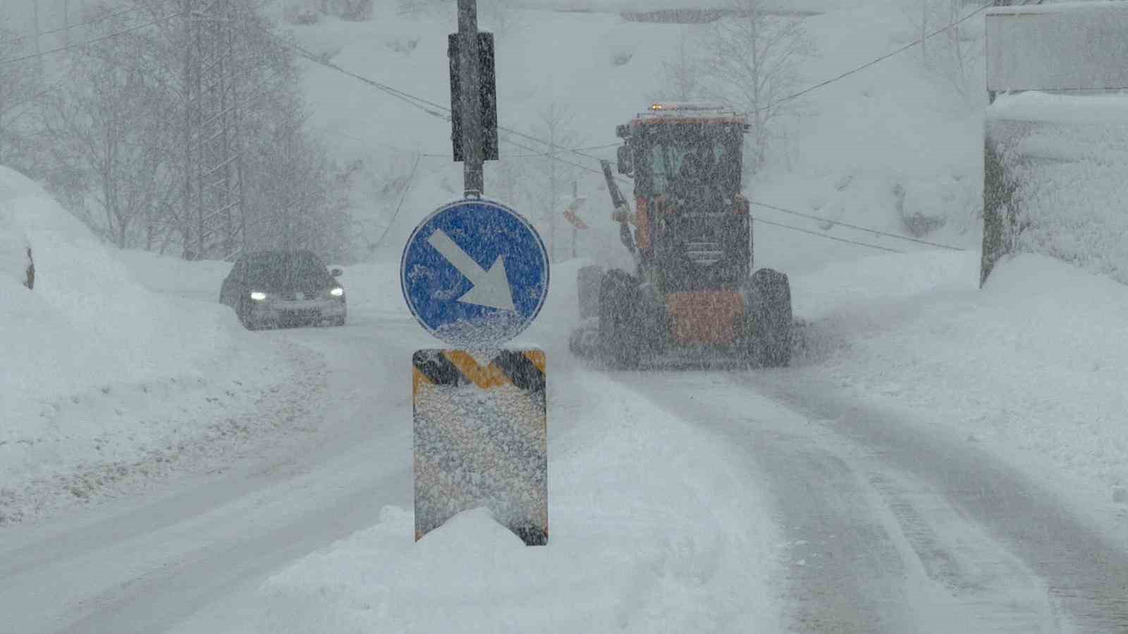 Hopa-Borçka karayolunda kar ve tipi ulaşımı güçleştiriyor
