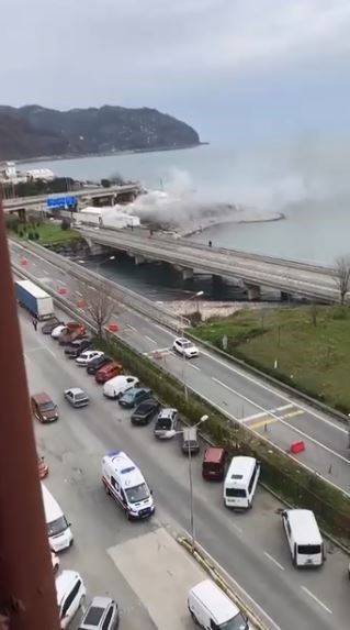 Hopa’da şantiyede çıkan yangın korkuttu
