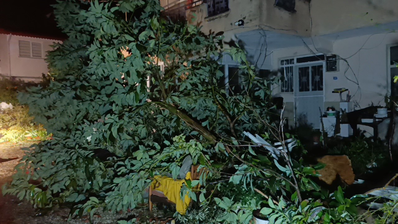 Hortum Manavgat’ı savaş alanına çevirdi
