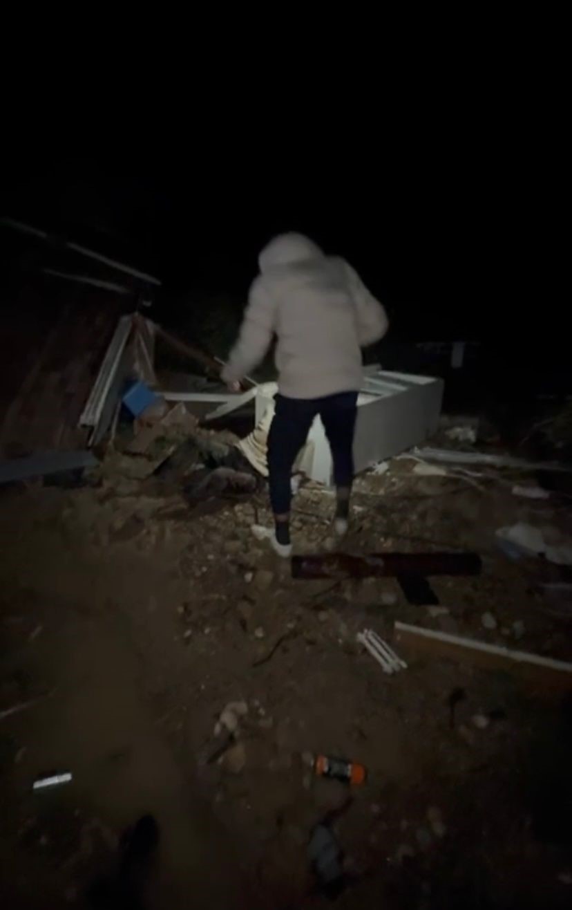 Hortumun savurduğu konteynerdeki yaralı adamın bulunduğu anların görüntüsü çıktı
