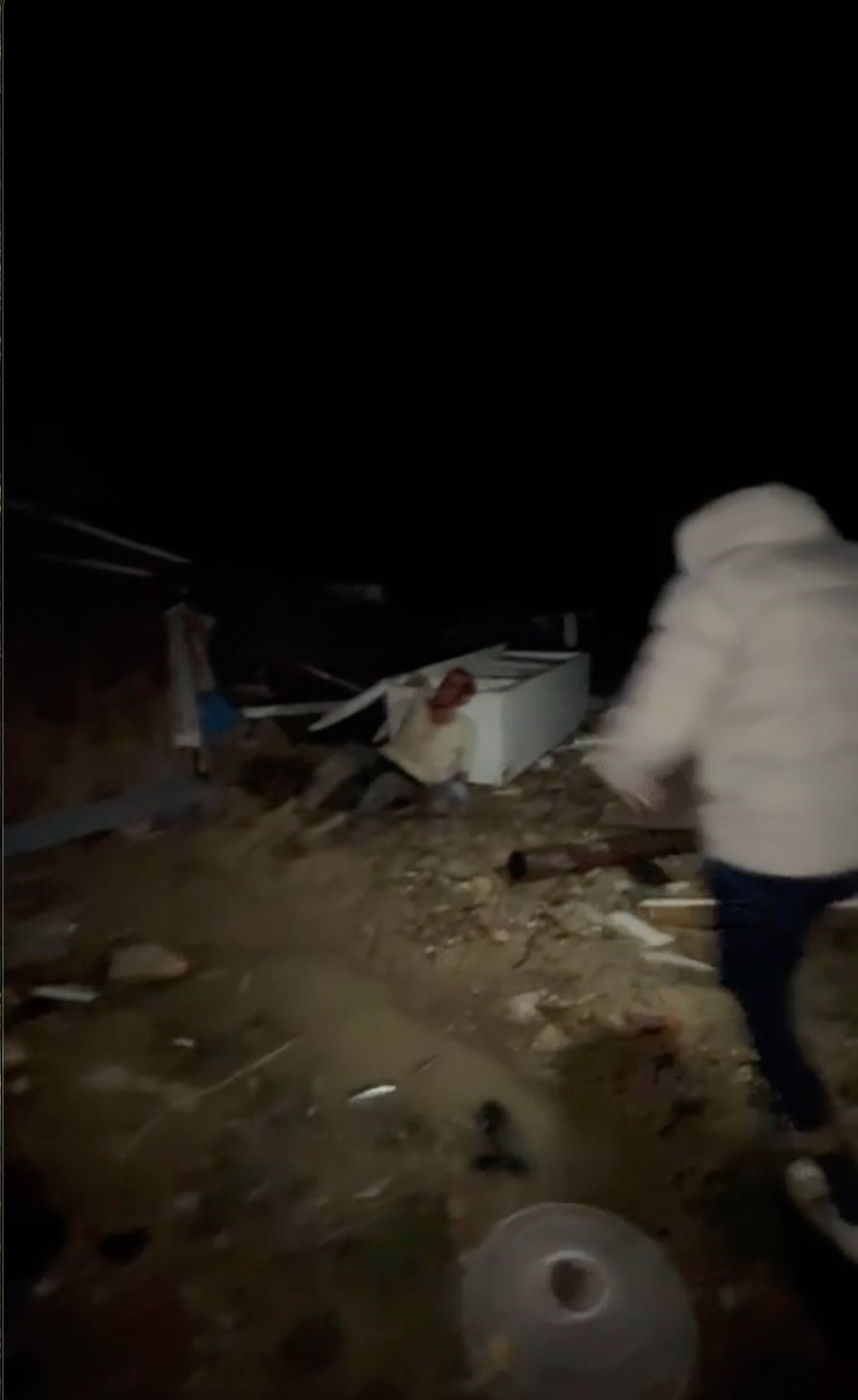 Hortumun savurduğu konteynerdeki yaralı adamın bulunduğu anların görüntüsü çıktı
