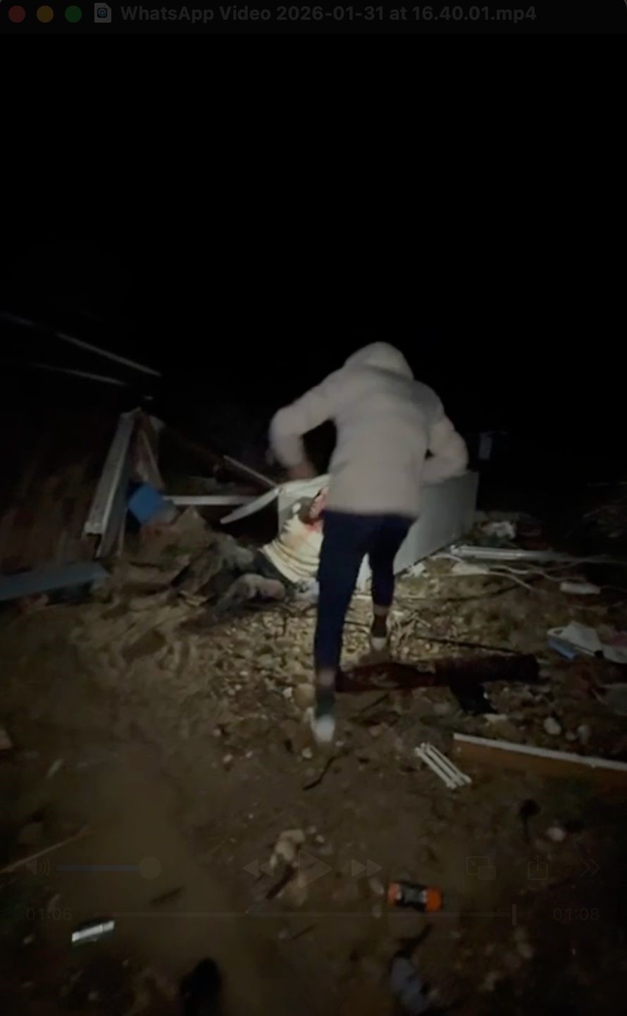 Hortumun savurduğu konteynerdeki yaralı adamın bulunduğu anların görüntüsü çıktı
