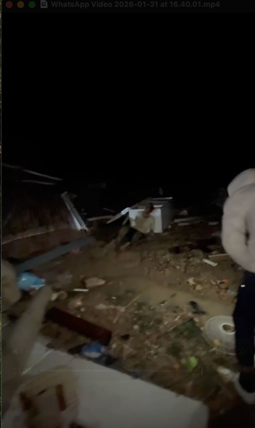 Hortumun savurduğu konteynerdeki yaralı adamın bulunduğu anların görüntüsü çıktı
