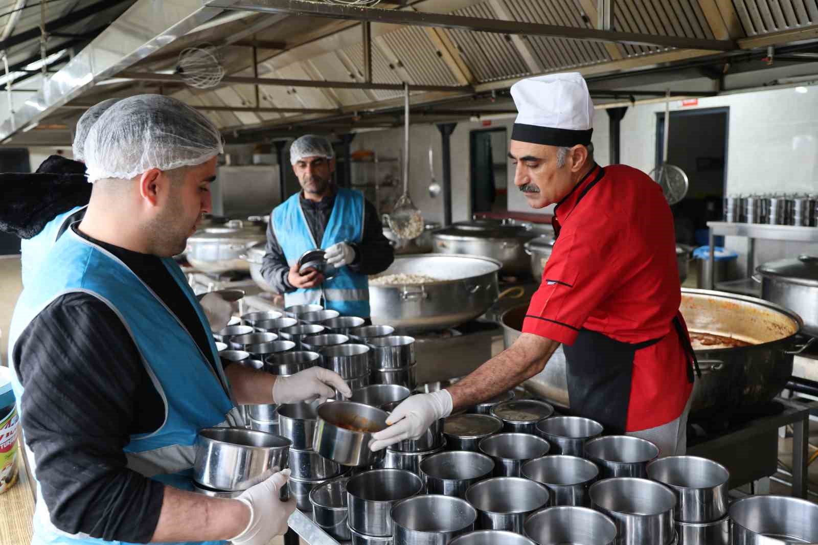 Hükümlülerce hazırlanan iftar yemeği 3 bin kişiye ulaştırılıyor
